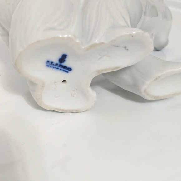 Lladro ATTENTIVE POLAR BEAR - Picture 5 of 5